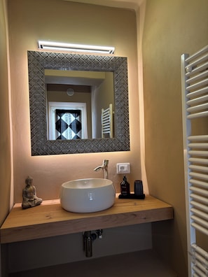 Douche, sèche-cheveux, bidet, serviettes fournies