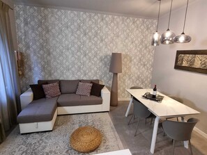 Téléviseur connecté, livres, chaîne audio