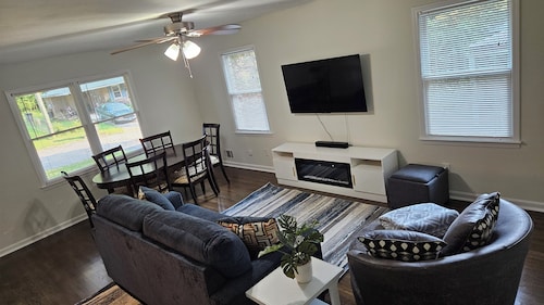 Quiet 3-bedroom bungalonear enchanting the historic Marietta Square