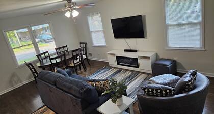 Quiet 3-bedroom bungalonear enchanting the historic Marietta Square