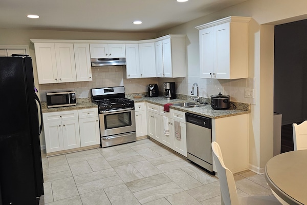 Mikrobølgeovn, ovn, kokeplater og oppvaskmaskin