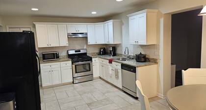 Quiet 3-bedroom bungalonear enchanting the historic Marietta Square