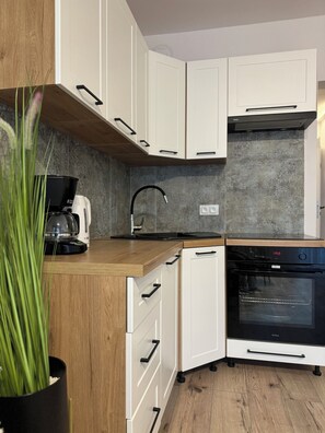 Mikrowelle, Ofen, Herdplatte, Geschirrspüler