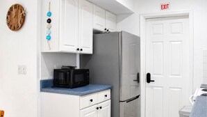 Coffee/tea maker, fridge, microwave, oven - Octopus Sanctuary · Steps from the Beach! (Hollywood)