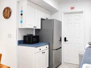 Coffee/tea maker, fridge, microwave, oven - Octopus Sanctuary · Steps from the Beach! (Hollywood)