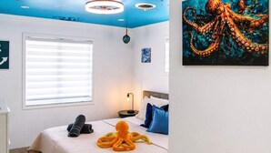 2 bedrooms, desk, iron/ironing board, WiFi - Octopus Sanctuary · Steps from the Beach! (Hollywood)