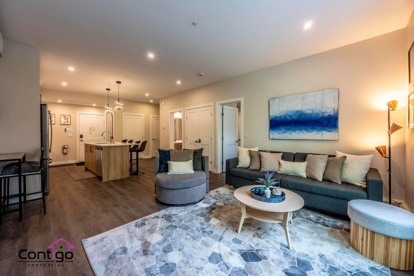 Smart TV, books, stereo, offices