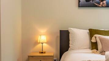 2 makuuhuonetta, työpöytä, silitysrauta/-lauta, vauvan matkasänky