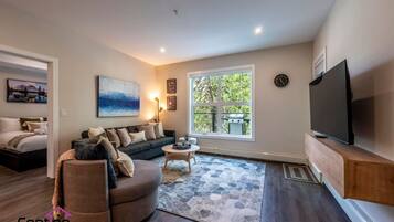 Smart TV, libros, estéreo y oficina