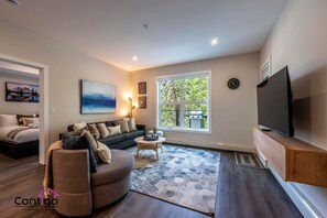 Smart TV, books, stereo, offices