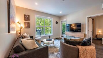 Smart TV, libros, estéreo y oficina