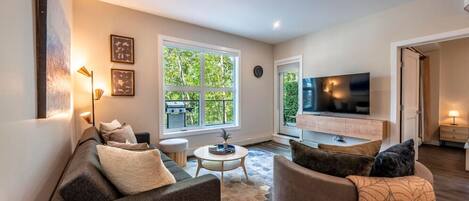 Smart TV, books, stereo, offices