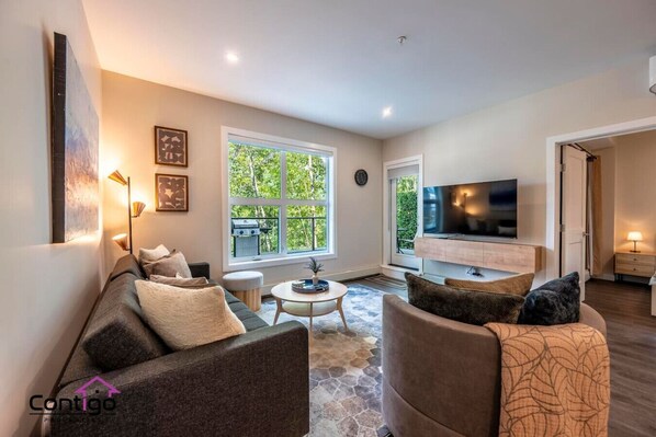 Smart TV, books, stereo, offices