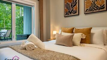 2 habitaciones, escritorio y tabla de planchar con plancha