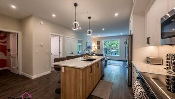 Jääkaappi, mikroaaltouuni, uuni, liesi