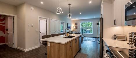 Kühlschrank, Mikrowelle, Ofen, Herdplatte