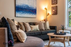 Smart TV, books, stereo, offices