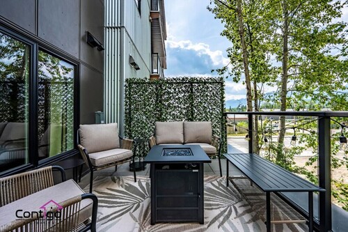 Trailside Vista | Huge Patio | BBQ | AC | Downtown