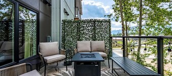 Trailside Vista | Huge Patio | BBQ | AC | Downtown