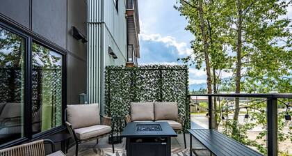 Trailside Vista | Huge Patio | BBQ | AC | Downtown