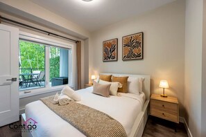 2 slaapkamers, een bureau, een strijkplank/strijkijzer, reisbedje