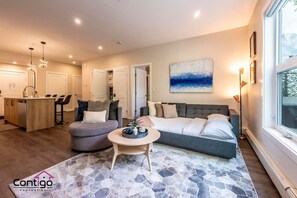 Smart-TV, Bücher, Stereoanlage, Arbeitsbereiche