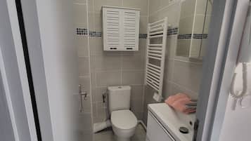 HandtĂŒcher, Seife, Toilettenpapier