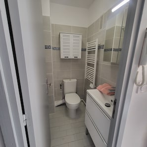 Serviettes fournies, savon, papier toilette