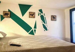 Tabla de planchar con plancha, wifi, ropa de cama