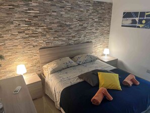 2 bedrooms, iron/ironing board, WiFi, bed sheets - Bloom House (Catania)