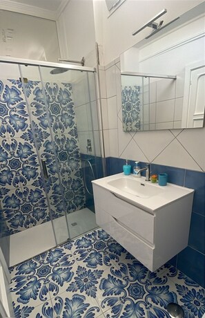 Dusche, Haartrockner, Bidet, Handtücher