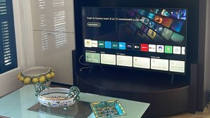 Un salon moderne doté d’un téléviseur à écran plat affichant une interface de télévision connectée.