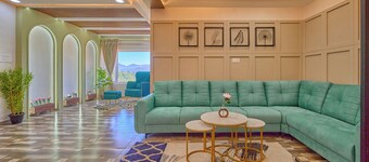 Vihani's Western Clouds by VOYE HOMES