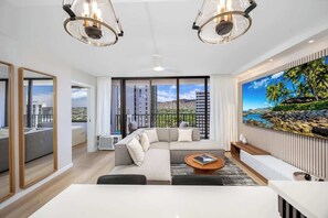 Smart TV - 21Fl Renovated Gem | 5-min to Beach + Free Parking (Honolulu)