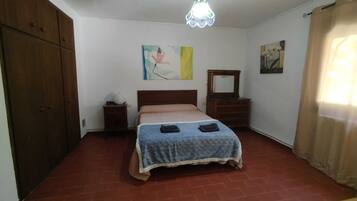 4 bedrooms, iron/ironing board, bed sheets