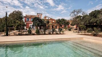 Una piscina al aire libre de temporada