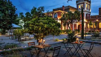 Façana frontal de l'allotjament (vespre/nit)