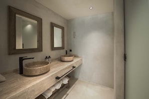 Quarto premium, varanda | Banheiro | Chuveiro, secador de cabelo, chinelos, toalhas de banho