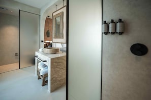 Quarto luxo, vista para o jardim | Banheiro | Chuveiro, secador de cabelo, chinelos, toalhas de banho