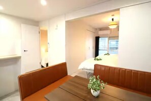 Basic Apartment, City View | Living area