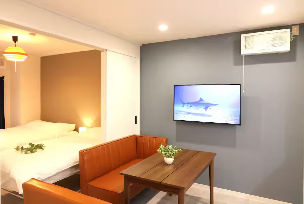 เบสิกอพาร์ทเมนท์, วิวเมือง | บริเวณนั่งเล่น | ทีวีจอแบน 32 นิ้ว พร้อมช่องดิจิตอล