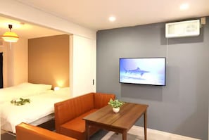 Basic Apartment, City View | Living area