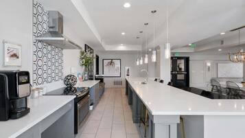 Réfrigérateur, four à micro-ondes, un four, surface de cuisson