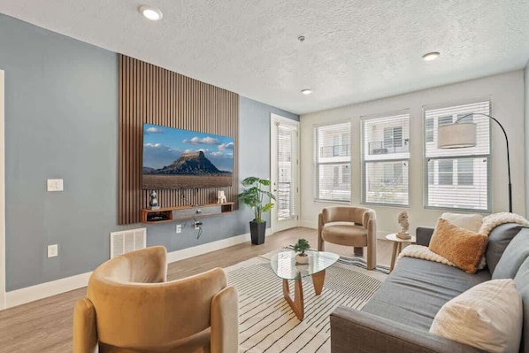 テレビ、書斎 / ワークスペース