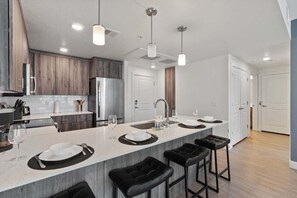 Fridge, microwave, oven, stovetop - Cozy Salt Lake Escape – 2 Bed, 2 Bath + Fire Pit (Salt Lake City)