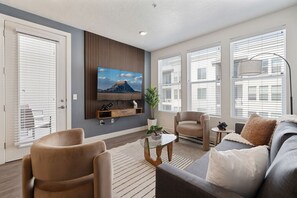 Smart TV, computer monitors