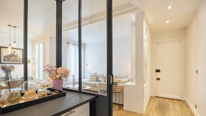 Un salon moderne avec une grande fenêtre, un canapé et une table basse.