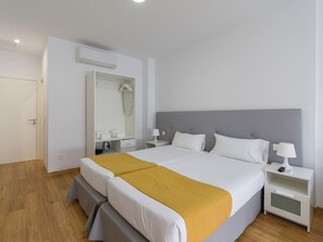 1 slaapkamer, een laptopwerkplek, een strijkplank/strijkijzer