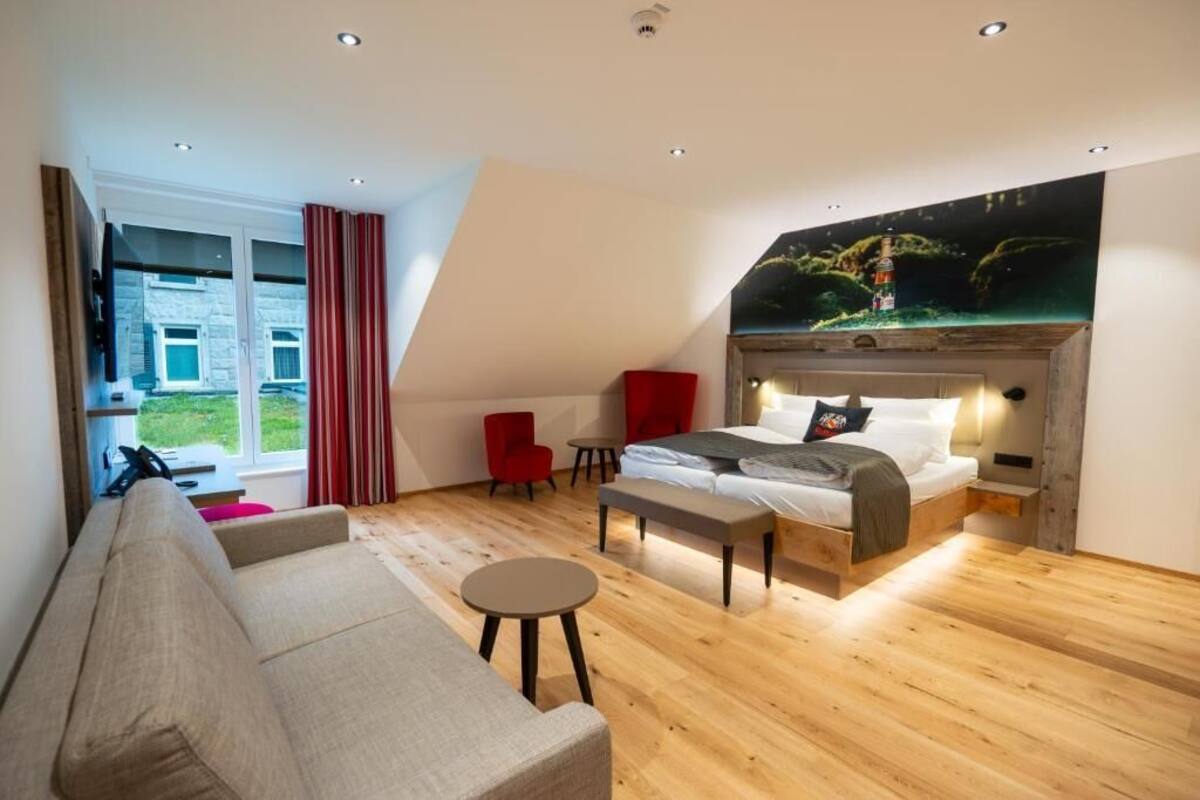 Habitació doble Comfort, vistes al complex turístic | Caixa forta a l'habitació i escriptori 