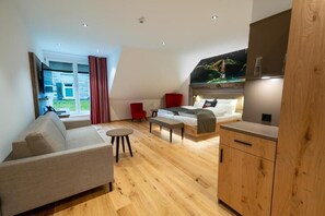 Comfort dubbelrum - utsikt mot resort | Värdeförvaringsskåp på rummet, skrivbord och arbetsyta för laptop